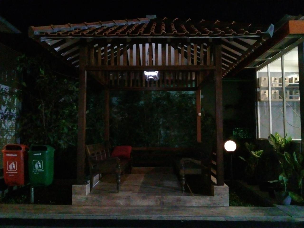Wisma Lovebird Kalianget Экстерьер фото